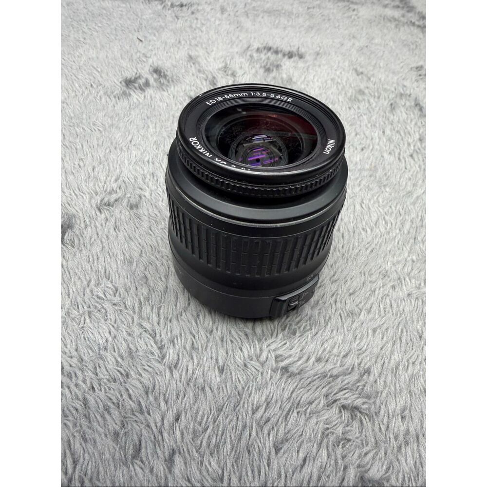 Nikon AF-S DX Zoom-Nikkor 18-55mm f/3.5-5.6G ED II lens.  Type: Standard zoom le